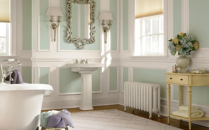 couleur-salle-de-bain-verte-lavabo-colonne-baignoire-à-poser-miroir-encadrement-majestueux-en-argent