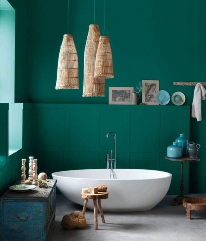 formidable-idée-salle-de-bain-vert-foncé-baignoire-à-poser-éléments-décoratifs-au-goût-retro