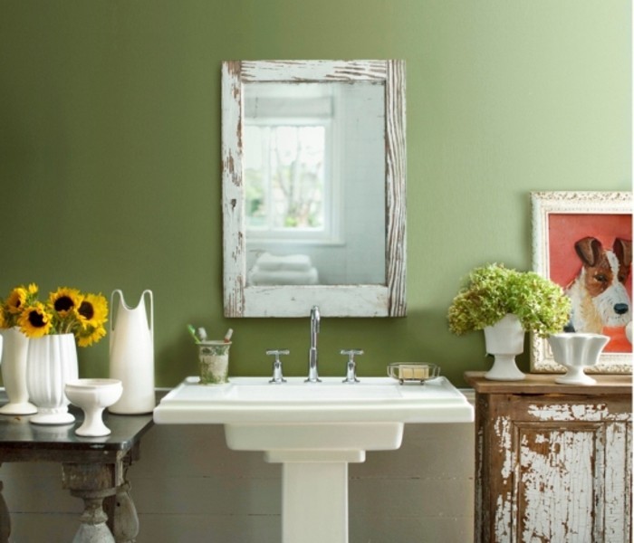 idée-merveilleuse-couleur-salle-de-bain-verte-lavabo-colonne-meubles-salle-de-bain-façon-usé-déco-salle-de-bain-vintage