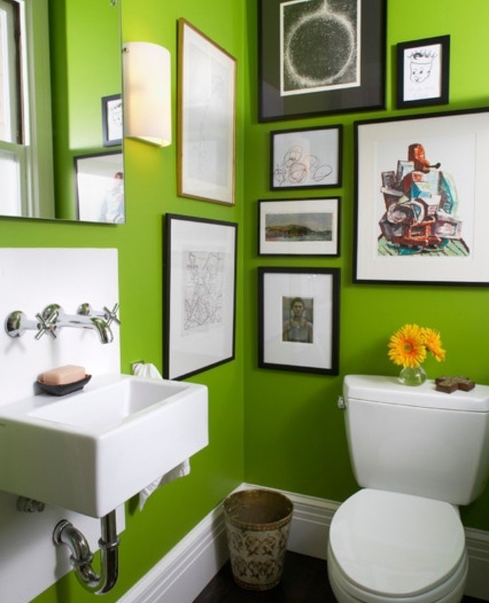 modele-salle-de-bain-verte-contemporaine-WC-lavabo-blanc-belle-déco-murale