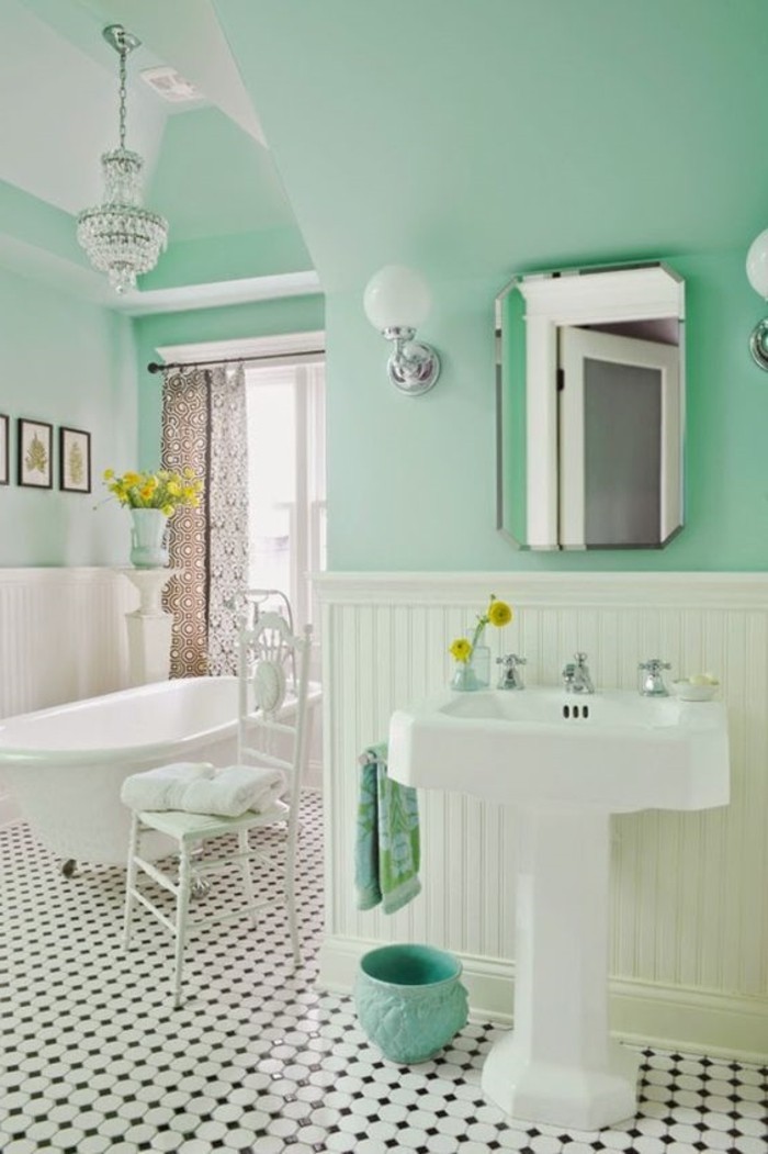 suggestion-salle-de-bain-couleur-verte-très-élégante-lavabo-colonne-baignoire-à-poser-carrleage-en-noir-et-blanc-chaise-blanche