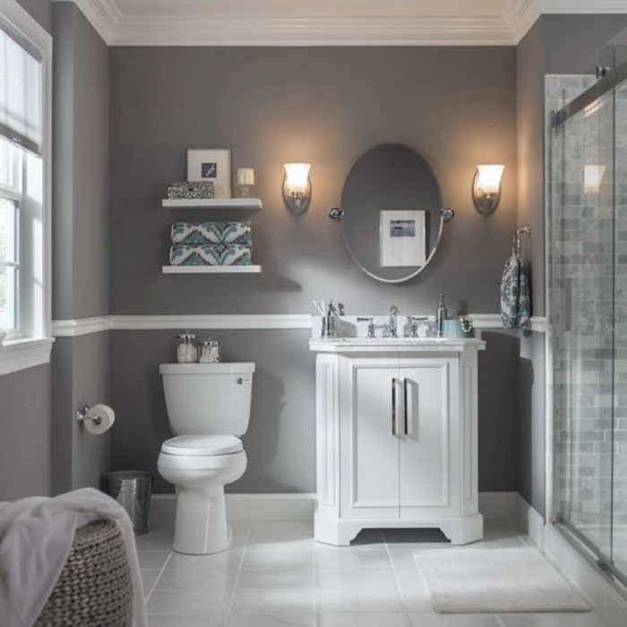 couleur-salle-de-bain-grise-coiffeuse-élégante-miroir-ovale-panier-en-rotin-à-linge-WC-cabine-de-douche