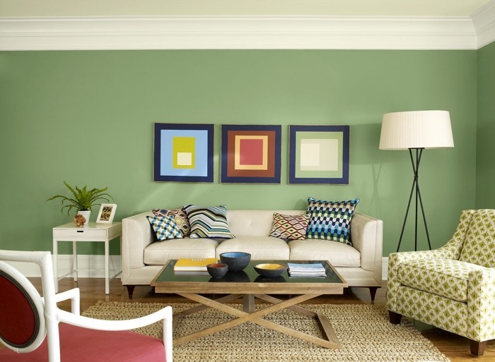 idee-peinture-salon-benjamin-moore-mur-en-vert-ambiance-propice-a-la-detente-coussins-et-tableaux-multicolores-sofa-confortable-fauteuil