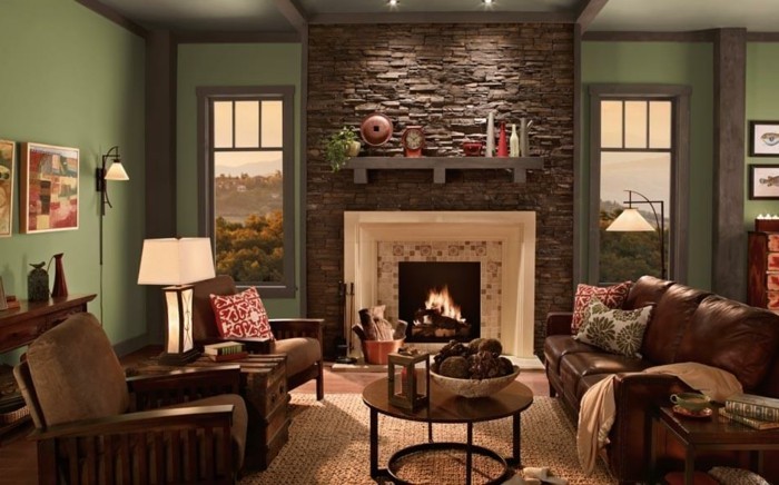 idee-peinture-salon-a-admirer-mur-en-vert-deux-fauteuils-table-a-cafe-en-bois-cheminee-tres-romantique-encastree-dans-un-mur-decoratif-en-pierre-ambiance-romantique