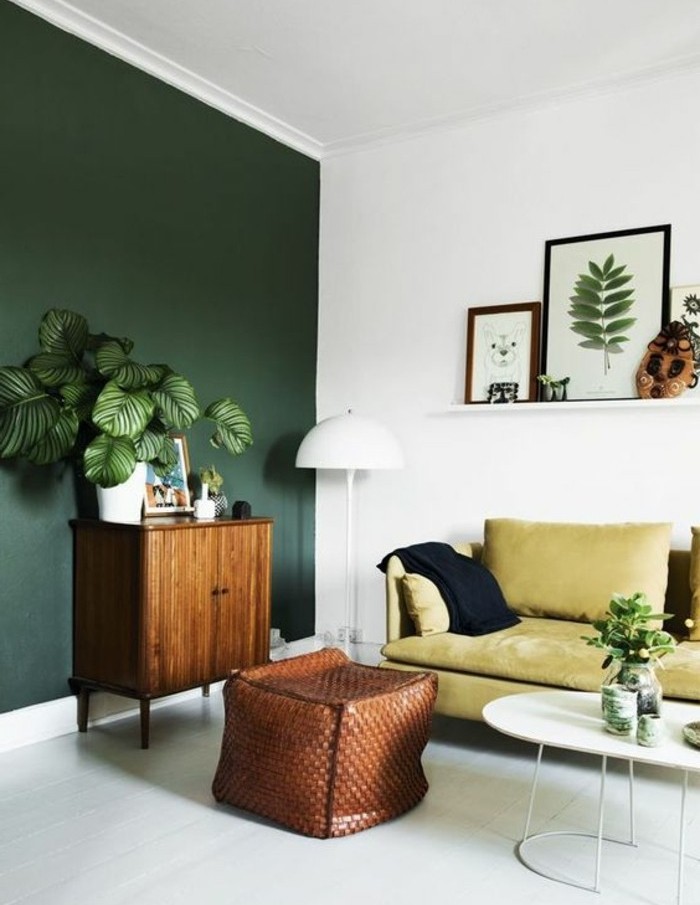 une-idee-peinture-salon-d-esprit-naturel-mur-en-vert-et-blanc-deco-florale-canape-jaune-et-table-basse-blanche-mignonne