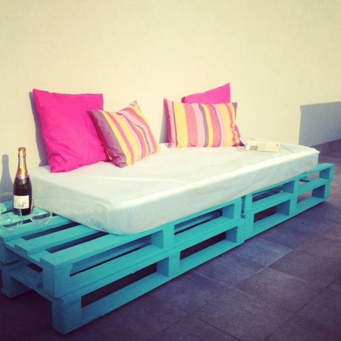 diy-meuble-en-palette-tres-facile-a-realiser-canape-bleu-ciel-amenage-sur-une-terrasse-pour-admirer-le-coucher-du-soleil, banquette en palette