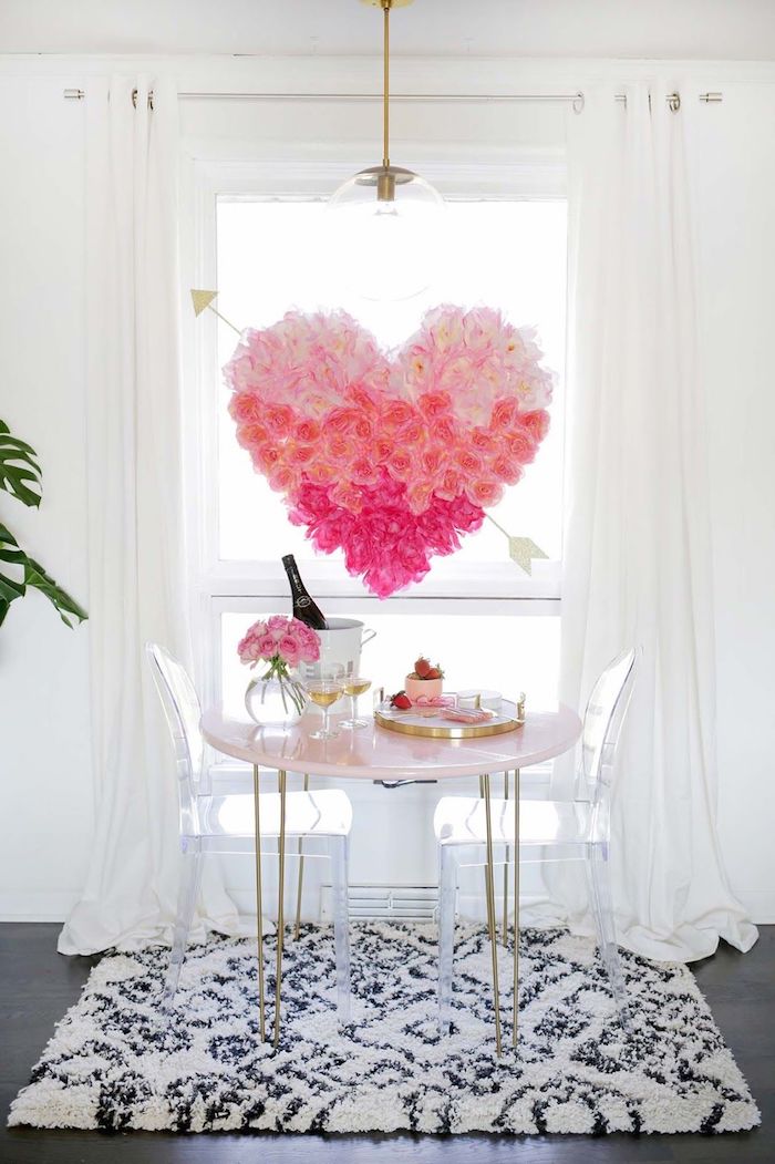 activité manuelle saint valentin un coeur en polystyrene couvert des fleurs suspendu du plafond dans la salle a manger
