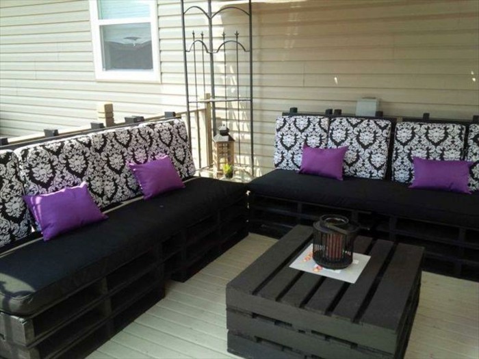 amenagement-terrasse-avec-de-meubles-en-palettes-table-basse-en-palette-canape-en-palette-assise-noire-dossier-a-motifs-interessants