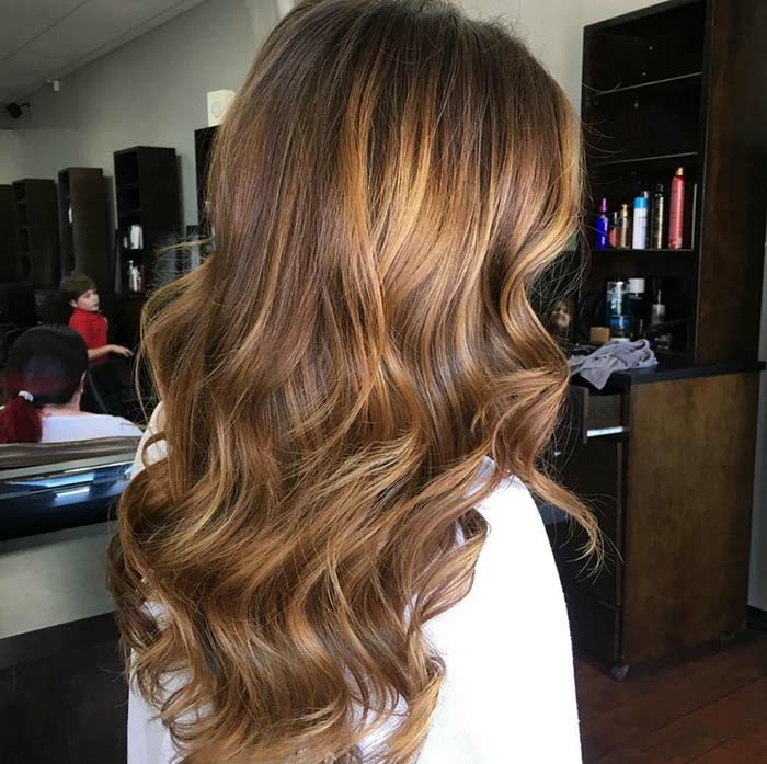 balayage-chatain-clair-sur-cheveux-chatain-fonce-femme-belle