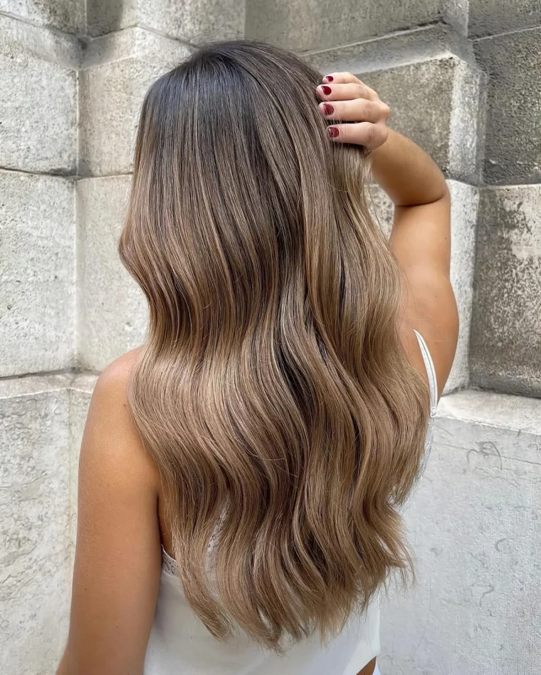 blond cendre balayage sur cheveux chatain fonce