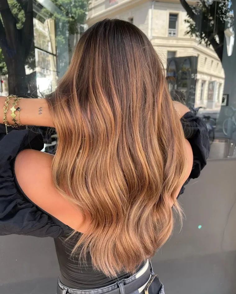 blond cuivre meches caramel sur base foncee