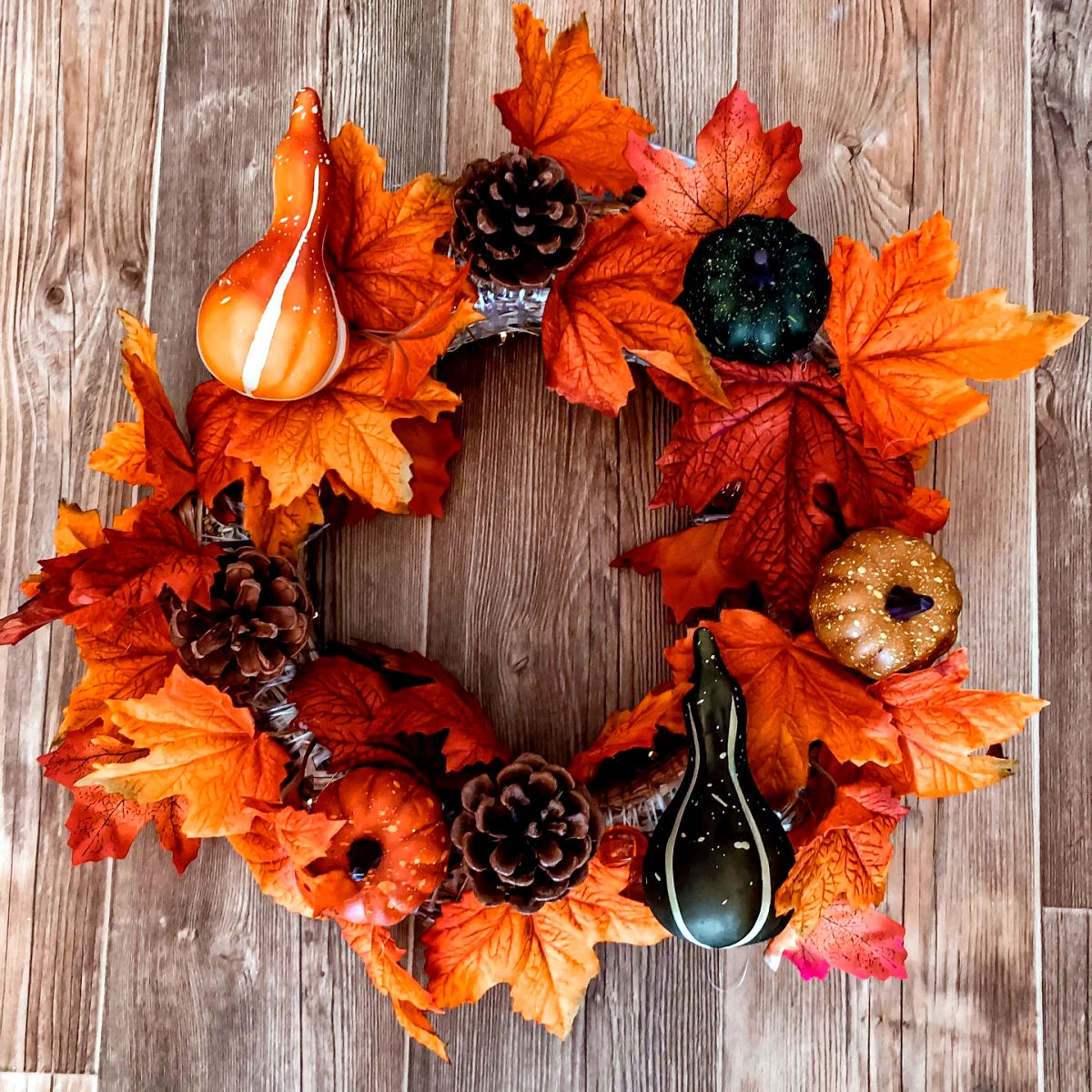 bricolage d automne couronne avec des feuilles sèches des citrouilles ou des pommes de pin