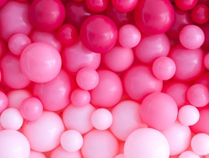bricolage saint valentin des balllons de differentes dimensions et couleurs rouge rose et frambois