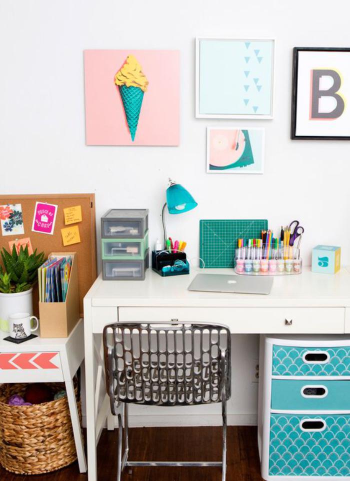 bureau-d-ecolier-espace-de-travail-en-blanc-et-turquoise