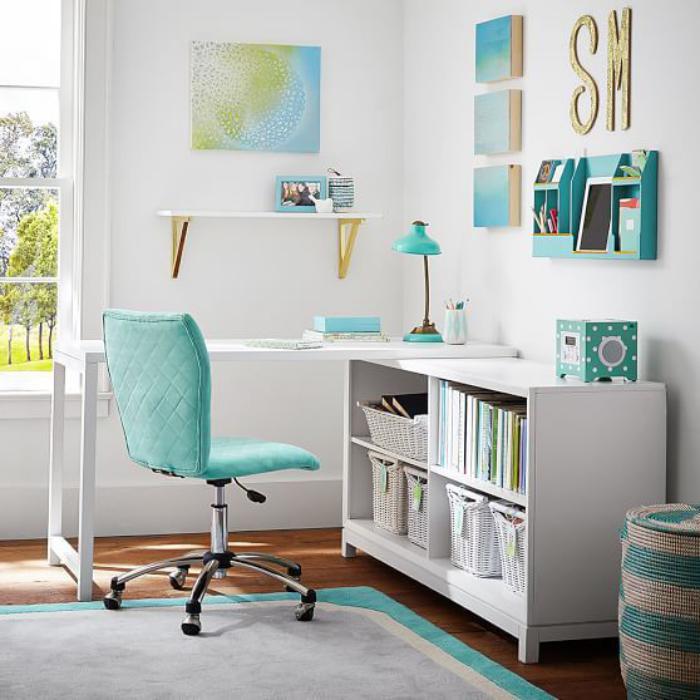bureau-informatique-d-angle-office-a-la-maison-blanc-et-turquoise