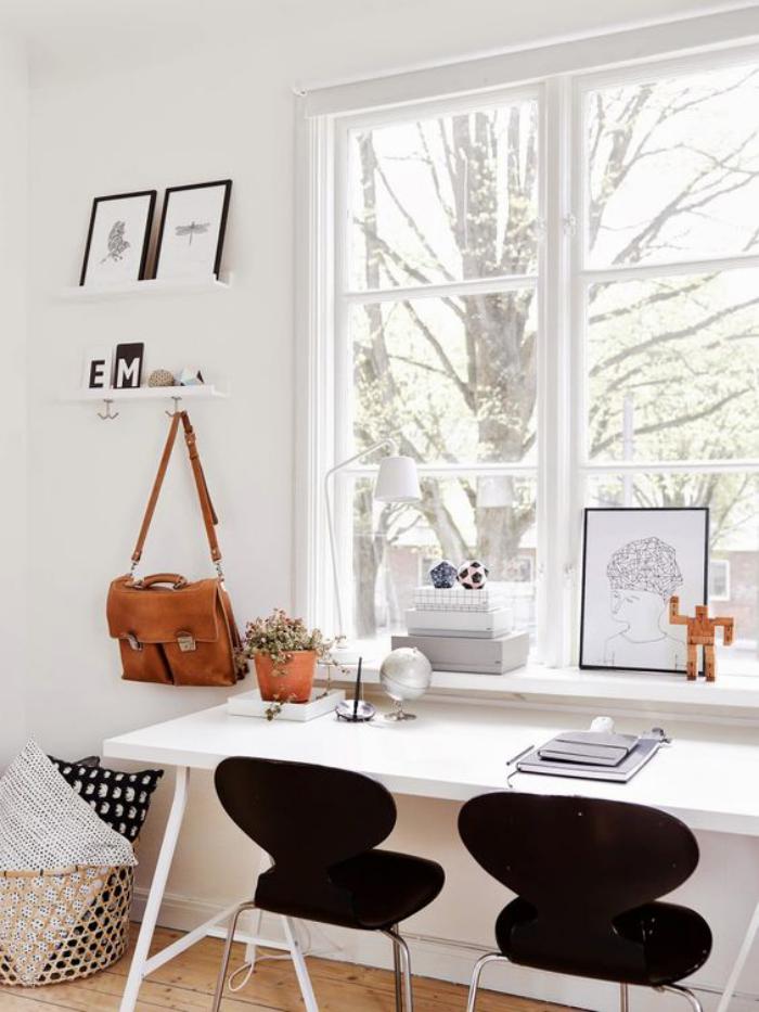 bureau-style-scandinave-chaises-noires-et-bureau-près-de-la-fenetre