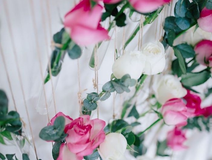 cadeau d amour a fabriquer des roses suspendus au mur avec une ficelle