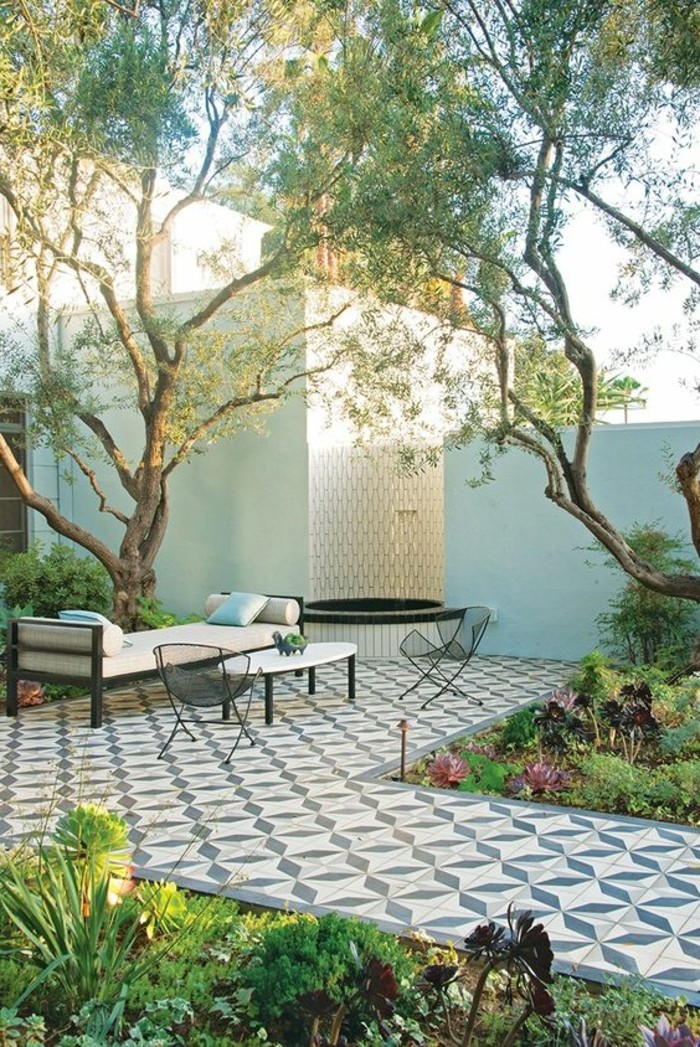 carrelage-blanc-design-exterieur-jardin-une-table-des-chaises