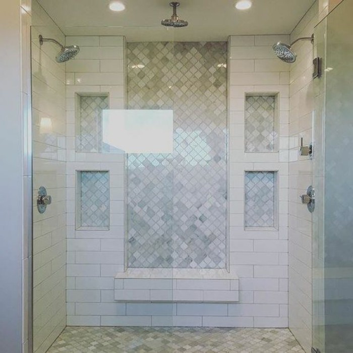 carrelage-blanc-une-salle-de-bain-moderne-deux-douches