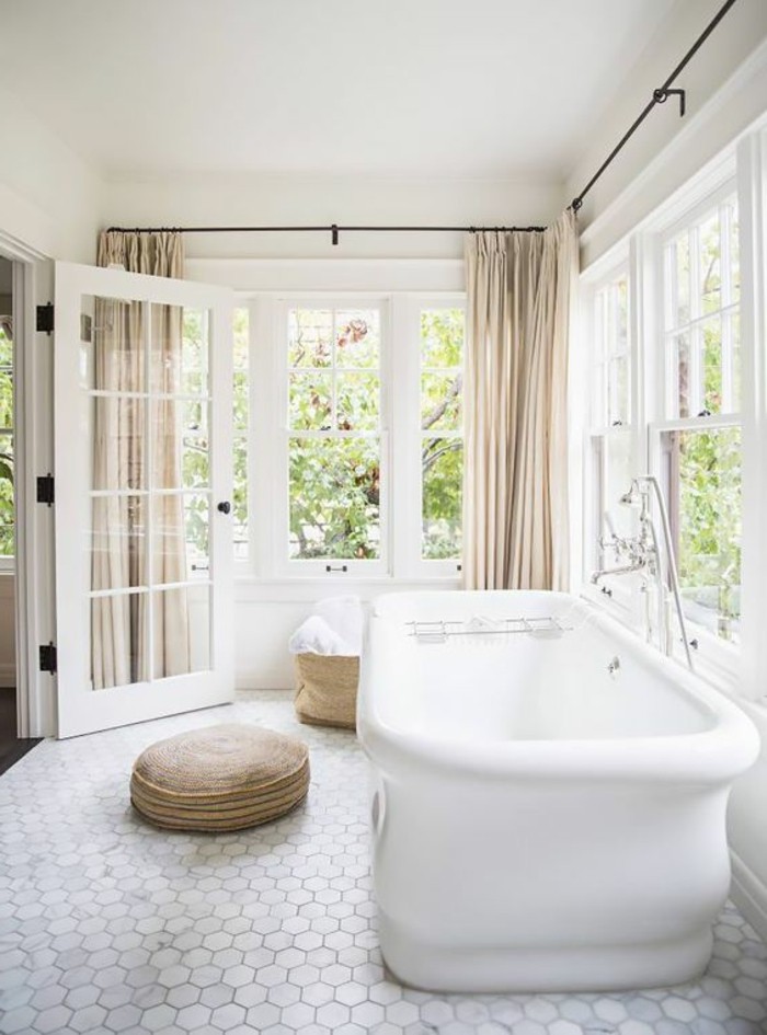 carrelage-hexagonal-carrelage-de-sol-blanc-dans-la-salle-de-bain-moderne