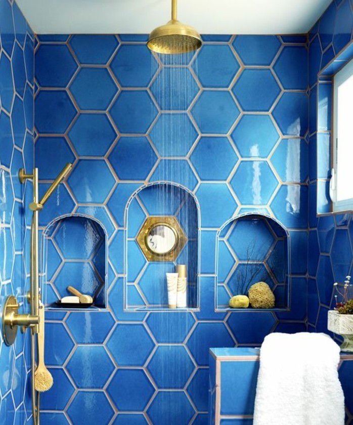 carrelage-hexagonal-salle-de-bains-bleue-et-doree
