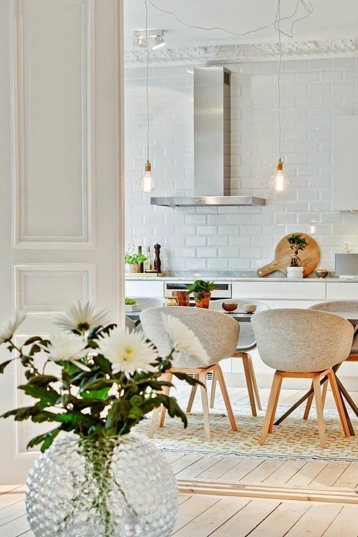 carrelage-metro-blanc-cuisine-design-scandinave-chaises-originales