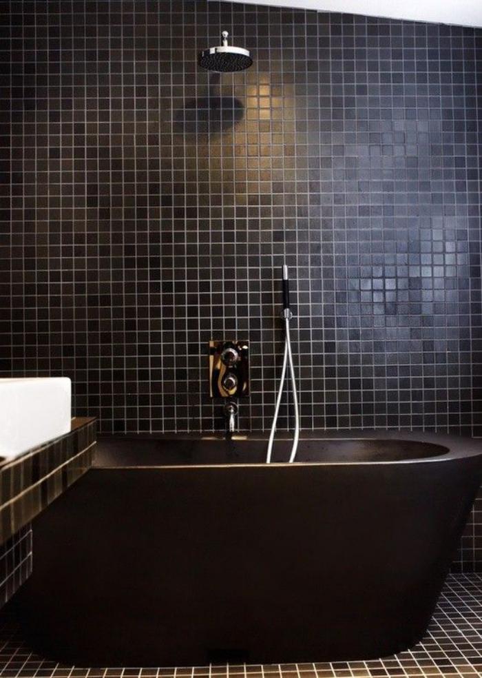Le carrelage noir entre dans la salle de bain et la cuisine - Archzine.fr