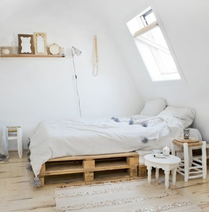 chambre-adulte-blanche-comment-fabriquer-un-lit-en-palette-idee-geniale-deco-style-scandinave