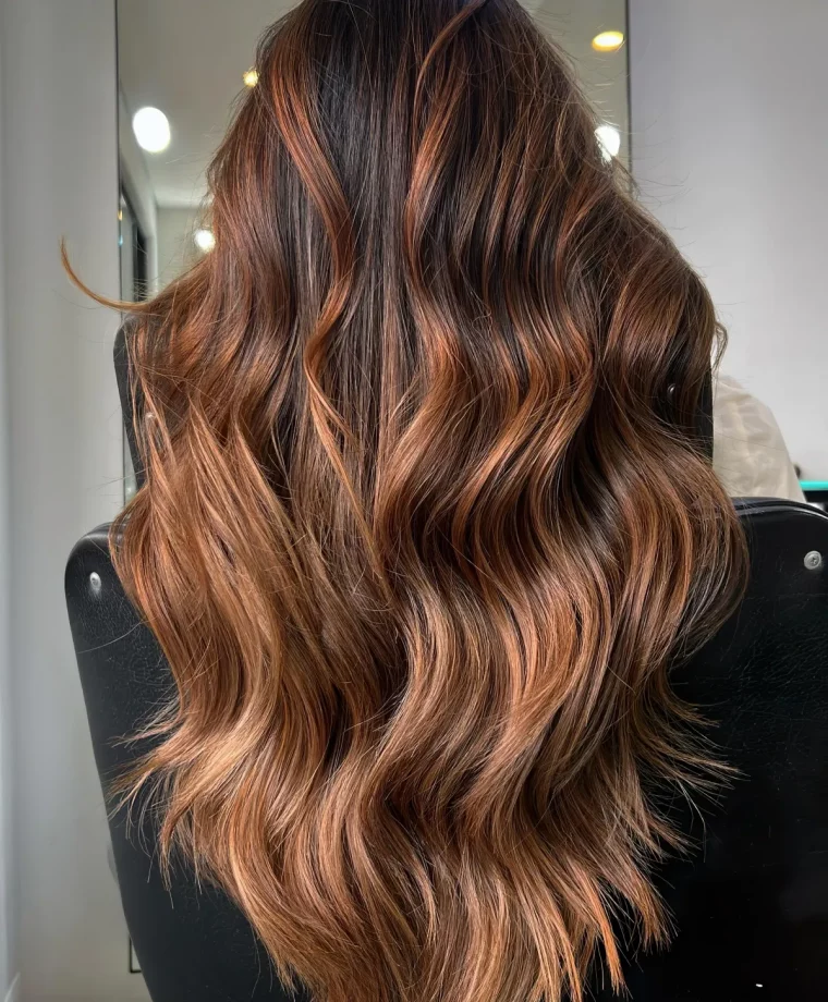 cheveux longs ondules meches caramel acajou