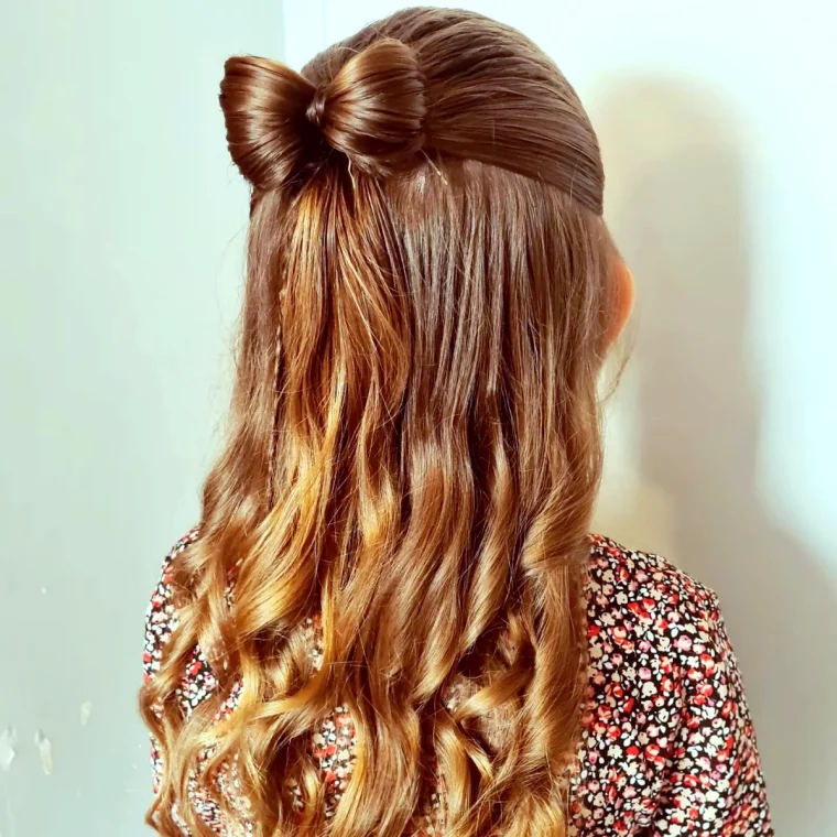coiffure avec noeud petite fille cheveux longs
