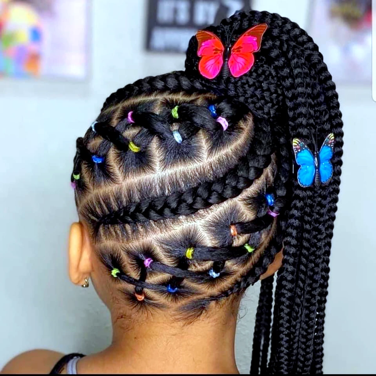 coiffure creative fille tresses africaines elastiques de couleurs papillons dans les cheveux