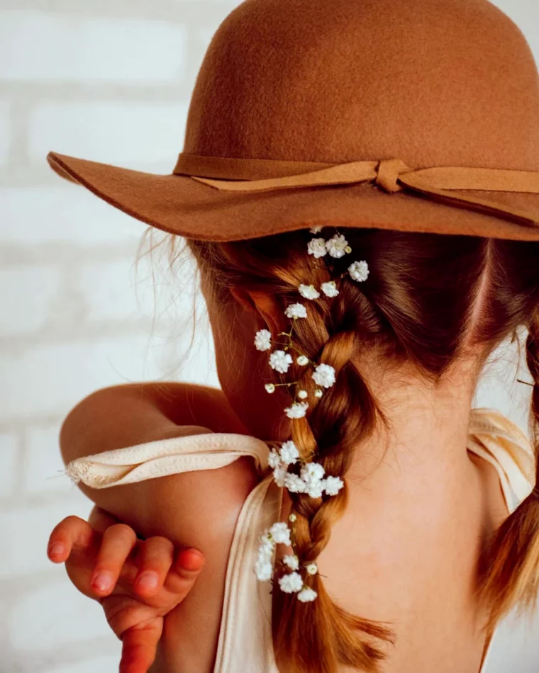 coiffure fille avec des fleurs dans les cheveux chapeau marron