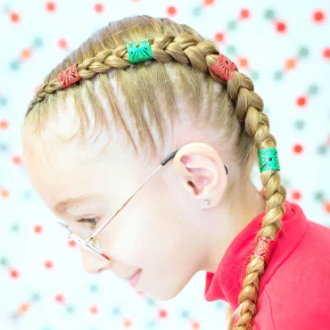 coiffure petite fille avec perles de couleurs