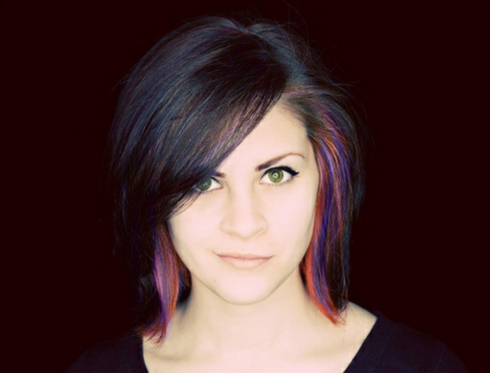 coiffure-simple-et-rapide-qui-a-du-caractere-meches-multicolores