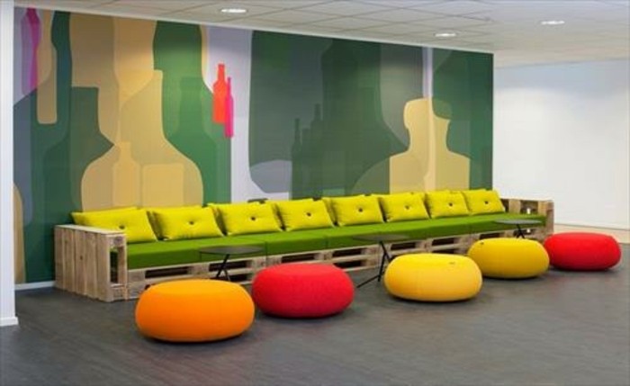 comment-fabriquer-un-canape-en-palette-magnifique-idee-assise-verte-coussins-jaunes-decoration-murale-poufes-de-couleurs-differentes