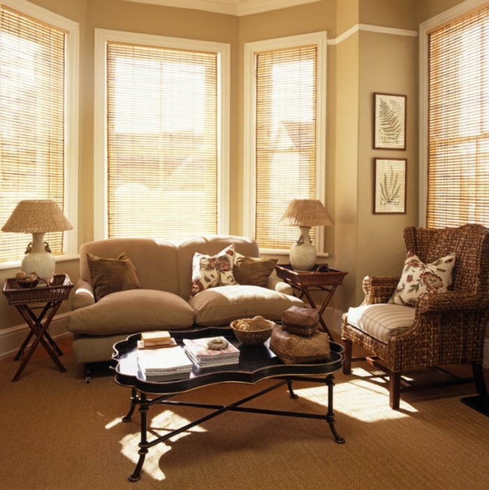 couleur-mur-salon-beige-canape-beige-fauteuil-en-rotin-table-basse-noir-a-design-elegant