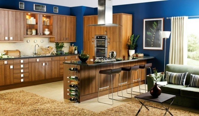 couleur-peinture-cuisine-bleu-foncé-meubles-cuisine-en-bois-tapis-marron-atmosphere-cosy-cuisine-tres-esthetiquement-aménagé