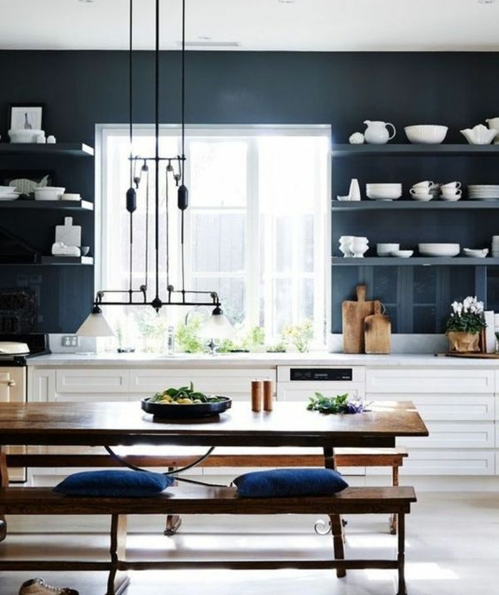 couleur-peinture-cuisine-bleu-petrole-etageres-ouvertes-meubles-cuisine-blancs-coin-repas-composé-d-une-table-et-bancs-en-bois