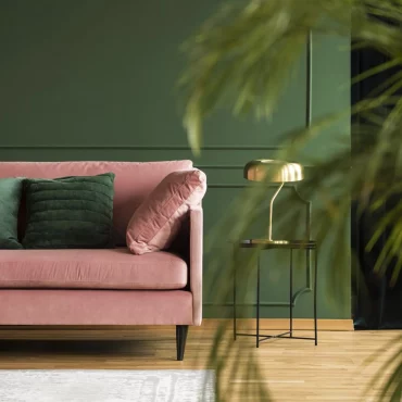 couleur peinture salon murs verts canape rose poudre table noire