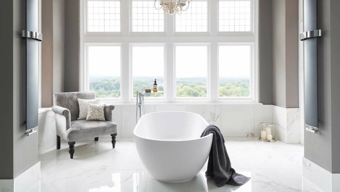 couleur-salle-de-bain-grise-baignoire-à-poser-blanche-fauteuil-grise-sol-en-marbre-ambiance-sereine