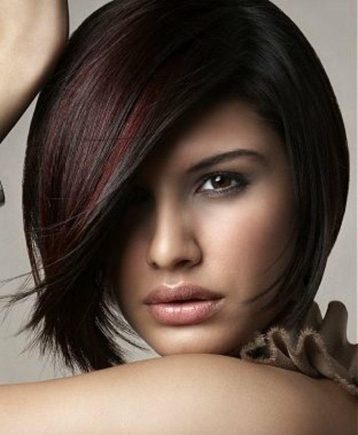 coupe-courte-asymetrique-femme-couleur-de-cheveux-rouges-coiffure-courte-cheveux-rouges
