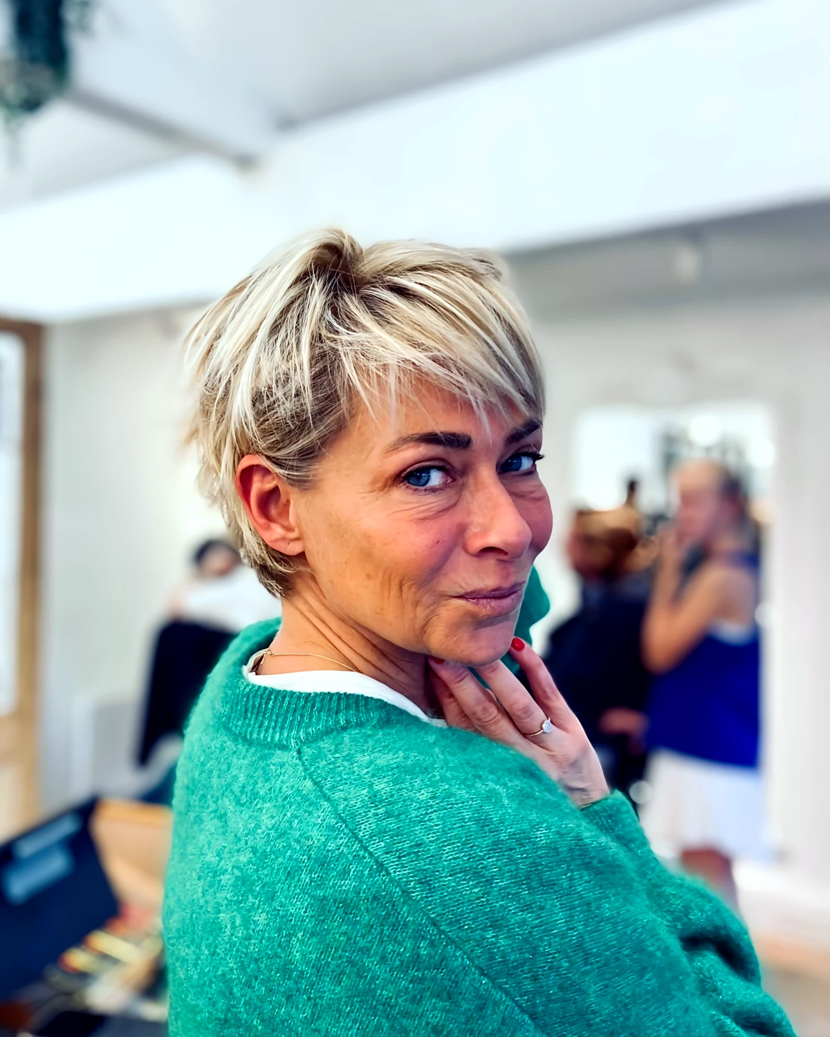 coupe courte pour femme de 50 ans cheveux blonds pull vert