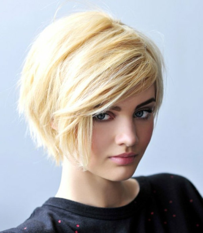 coupe-de-cheveux-courte-carre-destructure-blond-pour-les-filles-modernes
