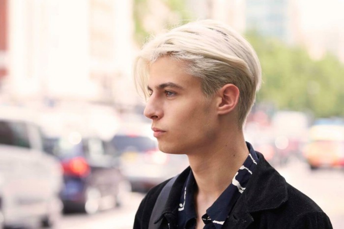coupe-homme-cheveux-épais-meche-blonde-homme