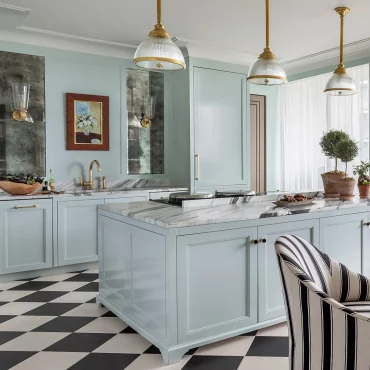 cuisine ouverte sur salon murs bleu pastel ilot plan travail marbre blanc