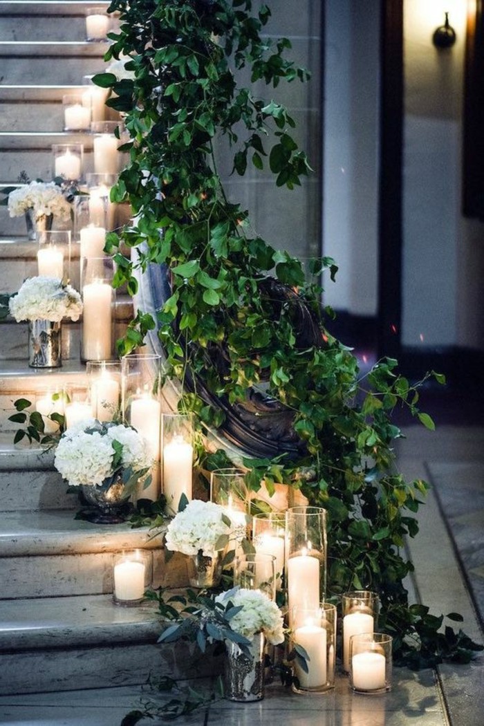 deco-mariage-escalier-avec-bougies-et-plantes-grimpantes-vertes-sur-le-rambarde