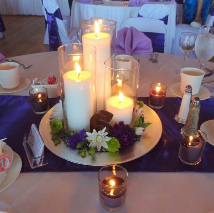 deco-table-automne-composition-florale-automne-chemin-de-table-violette-nappe-blanche