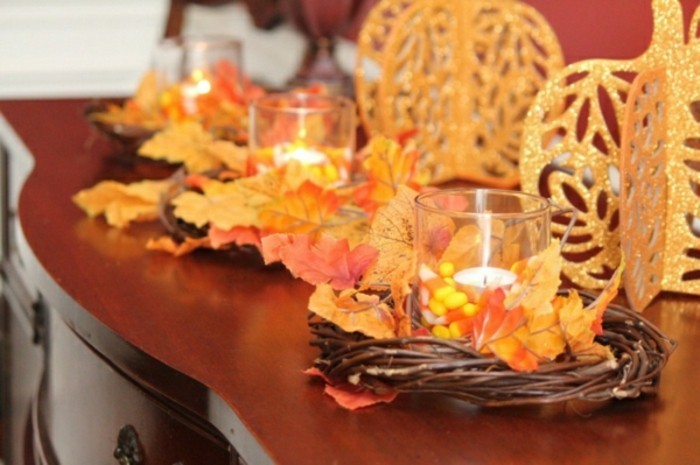 deco-table-automne-table-en-bois-fonce-decoration-avec-feuilles-oranges-bougies-decoratives