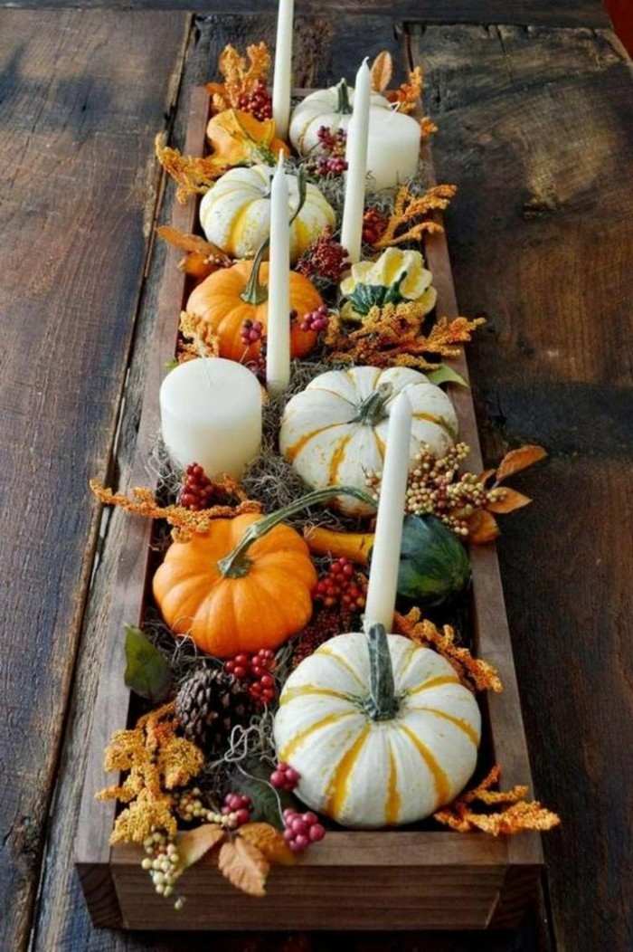 deco-table-d-automne-avec-citrouilles-et-compositiona-florale-automne