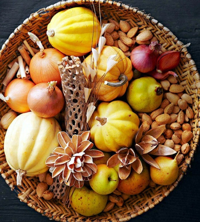 decoration-d-automne-avec-legumes-seches-jaune-orange-fruit-bricolage-automne